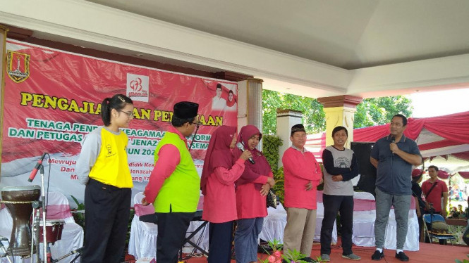 Foto : CERITA PENGALAMAN: Para tenaga pendidik keagamaan non formal menceritakan pengalamannya selama mengajar dan mengurus jenazah kepada Wali Kota Semarang, Hendrar Prihadi di Kebun Buah Agro Purwosari Mijen Semarang, Minggu (8/3).
